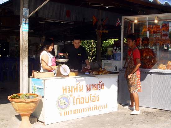 พี่เขตบอกว่า อร่อยแบบนี้เด๋วซื้อลงไปกินบนเรือซักกิโลครึ่งดีกว่า  :umh: :umh: :umh:
เอิ๊กๆๆ.....หวาน