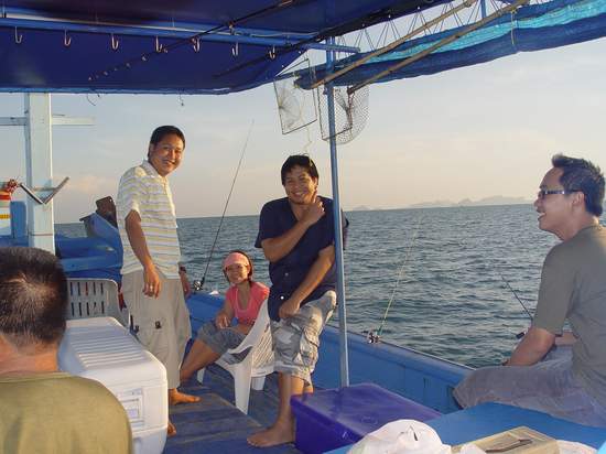 พี่ไก่ แอคชั่นหล่อๆระหว่างเรือวิ่งไปหมายโสกปลาเหยื่อครับ  :laughing: :laughing: :laughing:




