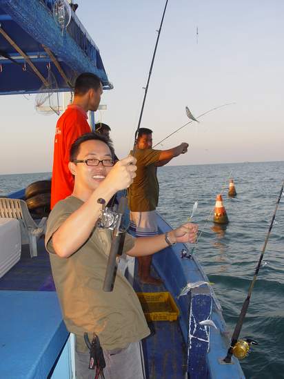 ทันทีที่เรือถึงหมาย ต่างคนต่างตั้งหน้าตั้งตาโสกปลาเหยื่อครับ พี่กานดึงขึ้นมาเป็นสายแรกครับ  :smile: 