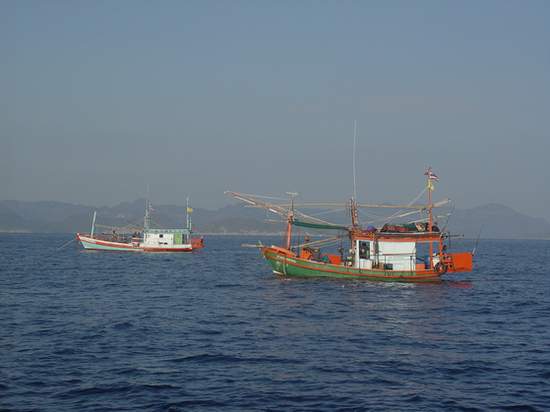 เมื่อเรามาถึงมีเรือไต๋วอก และเรือรับแขกอีกลำจอดเฝ้าอยู่แล้วครับ  :smile: :smile: