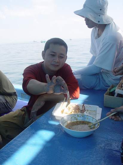 พี่เขตเป็นผู้ทดลองชิมเป็นคนแรก  :umh: :umh: :umh:





