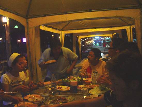 พี่ไก่ กับความสุขหลังเตาหมุกระทะครับ  :laughing: :laughing:




