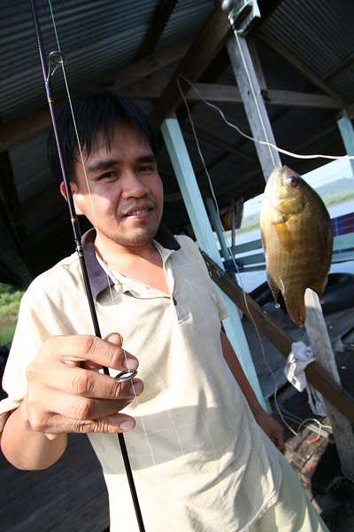 ช่วงพักจากการอบรม น้าสำราญก็ตกปลาหมอตะกรับที่ข้างแพ
ปลาตัวนิดเดียว ซูมถ่ายที่มุมกว้างๆ ก็จะได้ปลาให