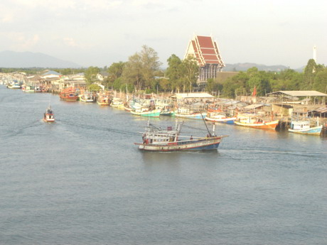 มองไปก้อเจอท่าเรือ ของชาวประมง.....
1ในนั้น มีเรือที่เราจองไว้ 1ลำ 
ตามที่น้าโต185...จากอีกทีมนึง 