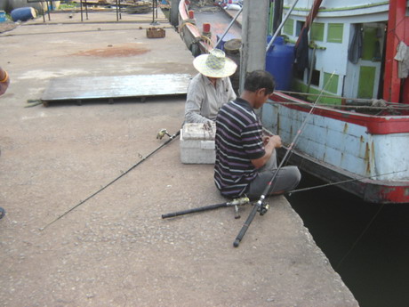 มาถึงท่าเรือวัด....
มีคู่ดูโอ ป้า ลุง 