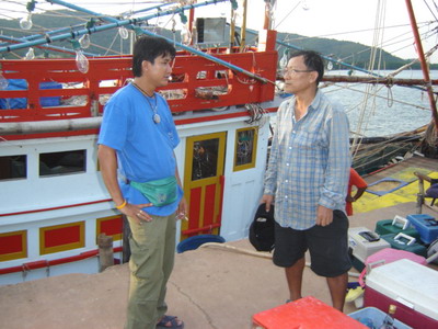 ระหว่างรอ ขึ้นเรือ......
นักตกปลา อีกทีมนึง ก้อขึ้นฝั่งมาพอดีครับ...
น้าเก่ง เข้าไป ทักทาย สอบถาม 
