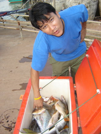 น้าเก่ง----น้ามาด..ขอพี่เค้าไปกิน ตัวนึง ได้ป้ะ..
             แบบไม่มั่นใจ  ทีมเราอ้ะ...
น้ามาด--