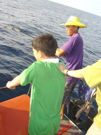 ทันใดนั้น ท้ายเรือ ก้อเกิดอาการ....
ชุลมุล วุ่นวาย......สายออกจากรอก ...
.เอ้า สายลอยอินทรี มีเฮ แ