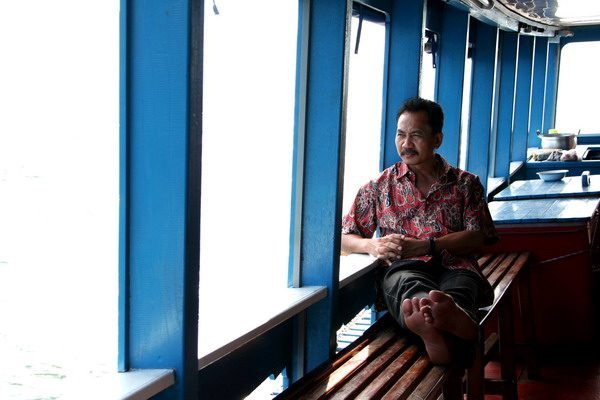 พี่ศักดิ์ ปลิกวิเวก กำลังบิ้วอารมณ์ให้ล่องลอยกับการออกเรือครั้งแรก  :smile:
