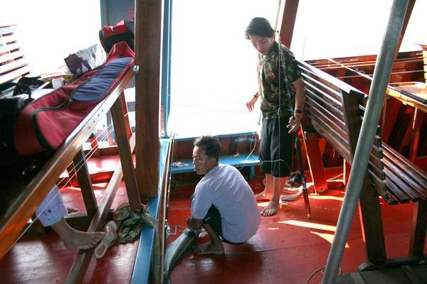 เด็กเรือมองหาอุปกรณ์ช่วย สงสัยหิวจัดกินซะลึกเชียว  :laughing: :cheer:
