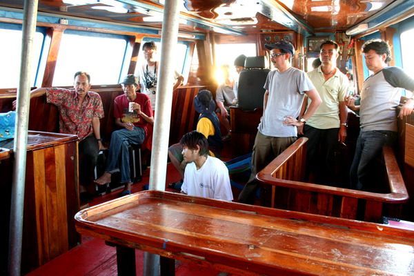 ช่วงบ่ายๆตอนเรือวิ่งล่องกลับเข้าฝั่ง ก็เกิดเหตุการณ์ขึ้น!... ไทยมุงเหล่านี้มาจากไหน? ไม่ทราบอย่างแน่