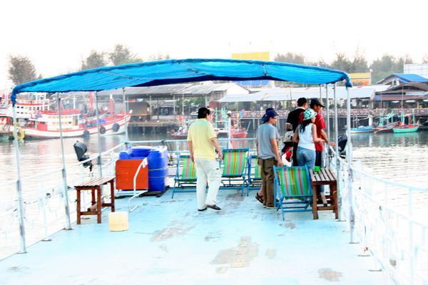 เรือจอดสนิทแล้วก็ทะยอยกันเดินลงจากดาดฟ้าเรือ เก็บสิ่งของ สัมภาระกัน  :smile: