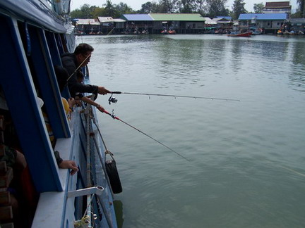 เพิ่มเติม ก่อนออกเรือสนุกสนานกับปลากระบอกท่าเทียบเรือ :cheer: