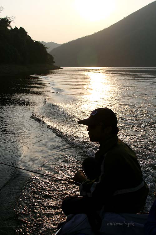 แล้วเราก็ขับเรือมาเรื่อยๆ เข้าปากทางบ้านน้ำทรัพย์ครับ เจ้าวินนั่งอยู่ท้ายเรือ กับแสงอาทิตย์ส่องลงพื้