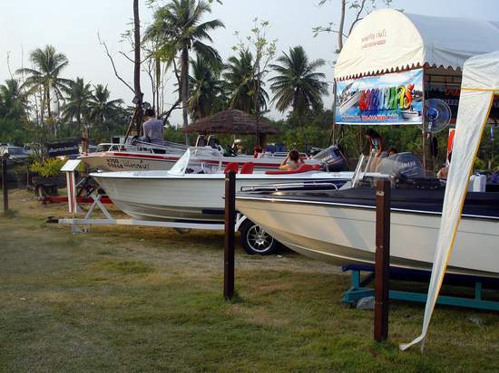 เมือเดินเข้ามาภายในงาน จะพบกับซุ้มที่แสดงโชว์เรือ Speed Boat แบบต่างๆ จากค่าย ทีเซริฟ และค่ายต่างๆคร