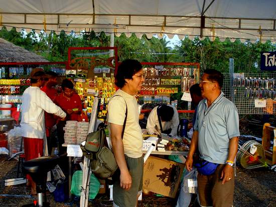 ข้างๆกับซุ้มร้านโสภณอุปกร์ตกปลา

เป็นร้านชรัฏชอร์ป ของป๋าชรัฏ 

พูดถึงป๋าชรัฏ ผมจะนึกถึงเหยื่อกบ