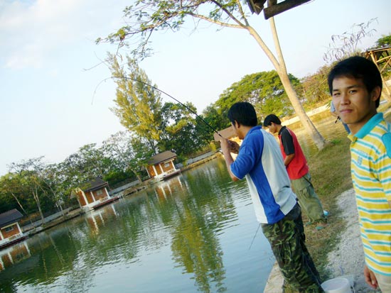 น้องอีกคนจากคลับรถซิ่ง เดินมาให้กำลังใจ  :tongue: