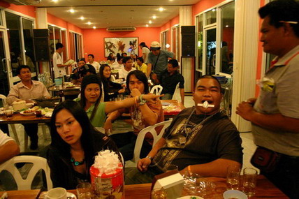 ได้ยินโฆษกเชียร์ของกินปุ๊ป นังต๊อป เกิดอาการหิวทันที........





เลยหันไปคว้า................