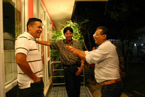 รุ่นหย่าย ทนดูการเทสคันไม่ไหว เลยหนีออกมาคุยกันข้างนอกดีกว่า :grin: