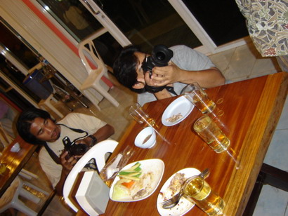 พี่เล็กแปดริ้ว  ถ่ายรูป ไปเรื่อยๆ ..
นังกั๊กเล็ก ถ่ายไป ซึมไป...น้ำดอกคำฝอย ออกฤทธิ์...
ไม่สงสัยเล
