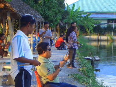 ปิ๋วบ้าง  ตะกร้อบ้าง  วัดกันมัน  มานกินเกือบทุกเม็ด