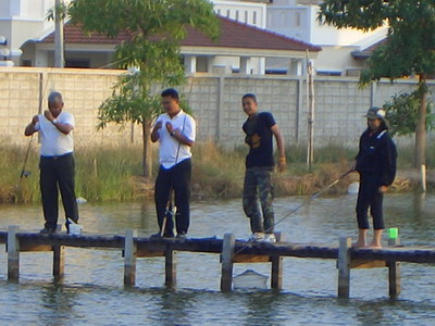 ลุงรุด กะ พลพรรค  ไปยืนตกบนสะพาน  แดดร่ม ลมเย็นสบาย