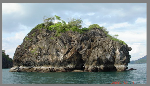 [b]ภาพที่ 3 [/b] เกาะเขางวง หรือเกาะยีหนัน เกาะขนาดเล็ก รูปทรงเหมือนช้าง หมายแรกที่เรือจอดทอดสมอให้ช