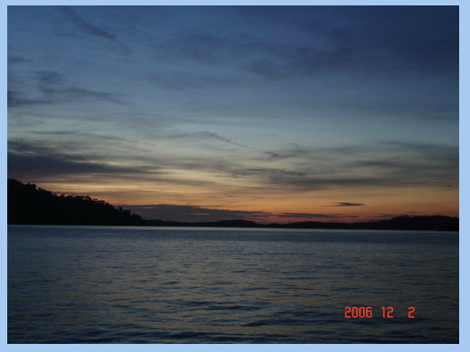 [b]ภาพที่ 5 [/b] แสงแรกยามเช้า ของทะเลสตูล ภาพนี้ถ่าย กลางทะเล แถบเกาะอาดัง หลีเป๊ะ

[b]1 ธ.ค 49 [