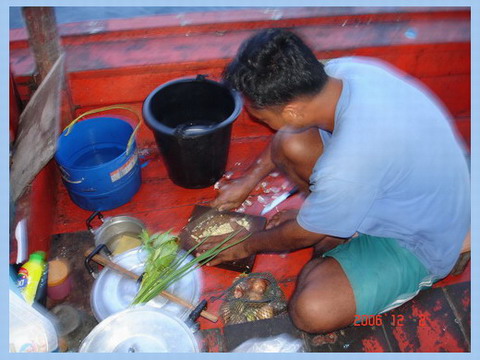 [b] ภาพที่ 9 [/b] บังฟูดี จุมโพ่เรือ ทะเลดำ กำลังเตรียมทำข้าวต้มมื้อเช้าให้กับพวกเรา

อาหารมื้อเช้