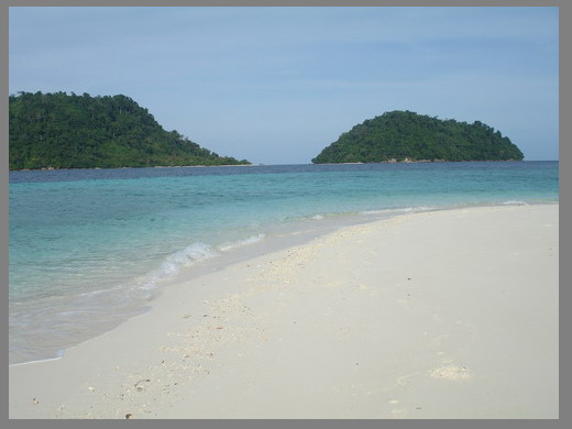 [b] ภาพที่ 22 [/b] หาดทรายของเกาะไข่ เห็นทรายขาวละเอียด ไล่เฉดสีกับน้ำทะเลสีใส ก่อนจะกลายเป็นฟ้าเมื่