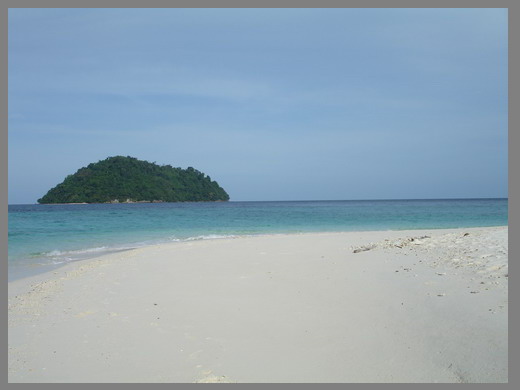 [b]ภาพที่ 26 [/b]หาดทรายโค้งไปตามแนวรอบเกาะ รับกับโค้งของน้ำทะเล นี่คือธรรมชาติปั้นแต่งโดยแท้

เรื