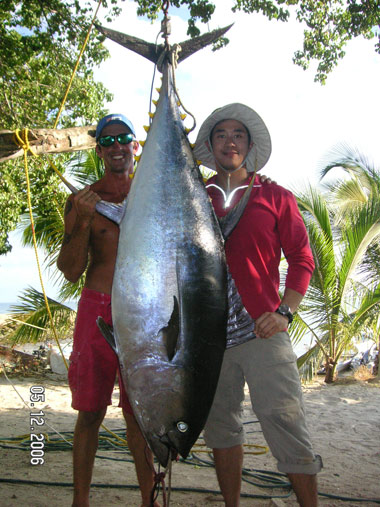 พี่เอกสุดหล่อของเราขอถ่ายคู่กับ Capt Josh Temple กัปตันคนเก่งของ Puerto Vallarta ครับ.. :grin: :grin