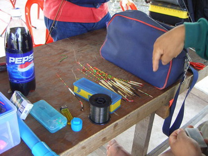 งานนี้  มีทุ่นปิ๋วมาแจกด้วย   ขอบคุณครับ  สีสันทุ่น ลายตาไปหมด   