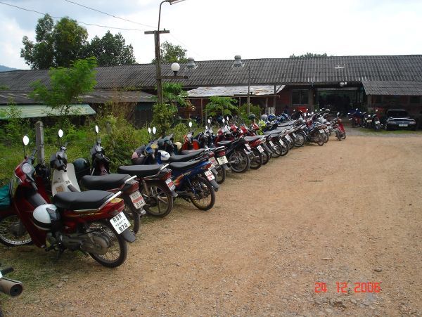 ถึงบ่อเข้ามาที่จอดรถเต็มไปหมดเลย....ทั้งรถมอเตอร์ไซด์
 และรถยนต์.... ทั้งคนที่มาแข่ง และคนมาให้กำลั