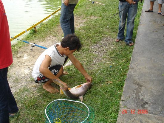 มีปลาขึ้นพอดีนี่ที่มาช่วยปลดปลานี่ก็เป็นพรานเป็นตัวยงหาดใหญ่ครับ...ในวงการตกปลาหาดใหญ่รู้จักกันดี...