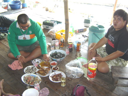 น้าต๊อบร่วมวง ไพบูลย์ ก๊ะ น้าโต๊ด...
น้ามาด ก้อไม่พลาด..3คนอลเวง...
ลมเย็นๆ ซัดน้ำดอกคำฝอย แต่หัวว