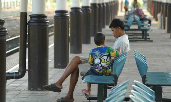 ...สถานีรถไฟบางวันก็คึกคัก  แต่บางวันกลับเงียบเหงาอย่างไม่มีเหตุผล .... จุดเริ่มของการค้นหา  ขอตั้งต