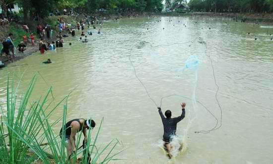 ...เป็นอีกหนึ่งของวิถีชีวิตคนอีสานที่ผ่านไปได้เห็นและได้เก็บเรื่องราวมาเล่าสู่กันฟัง