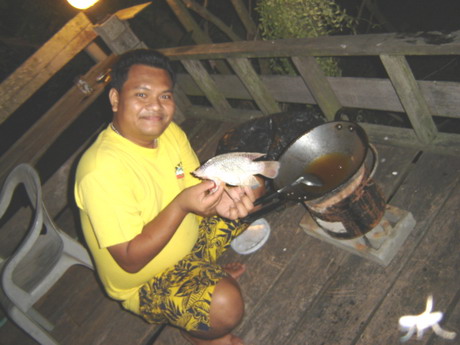 ชำแหละ ตัดแต่ง...หัว ครีบ ใส้ ม่ายเอา...
บั้งให้ดี แล้ว เตรียมหย่อนลงกะทะ....
...แค่เพียงน้ำมันวาง