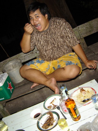 ไปยุ่งวุ่นวายก๊ะ ปลาไน น้าต้น....
กลับมาที่วงเครื่องดื่ม.....
เจอทับทิมโทน ทอดกรอบ โดนซัดป๊าบ....