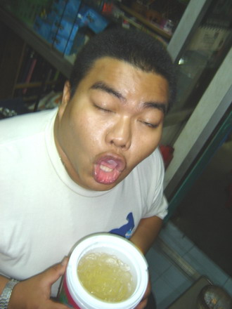 น้าป้อ--ลองซดไปยังไม่ทันครึ่งแก้ว ไม่ไหวแล้วเหรอนังต๊อบ
น้าต๊อบ--อู๊ววว อ่า....น้าป้อวุ้ย..แบบนี้แถ