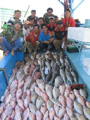 [b]ขอบพระคุณ ทะเลไทย[/b]
 ภาพเบื้องบนมิได้มีเจตนาจะตกล้างตกผลาญเพียงแต่ จำนวนคนตก15คน กับปลาที่ได้ 