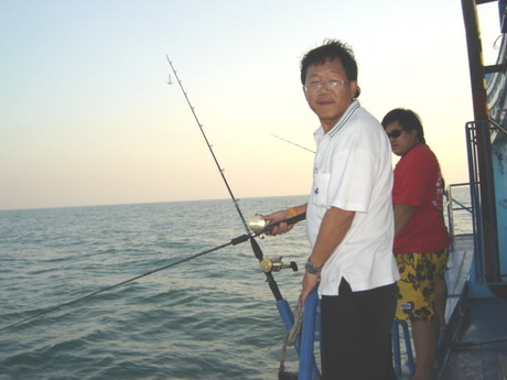 น้ามาด---เฮียคิม ได้มั่งมั้ย ปลาทู
เฮียคิม---ได้แต่ออดแอด ก๊ะปลาแป้น....
น้ามาด---อวสาน อาหารเช้าแ