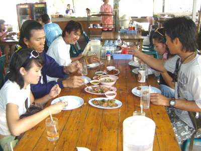 พงเต๊บมาด ทานข้าวเรียบโร้ย....
ข้าวหมกไก่ รุ่น ไม่กลัวหวัดนก...ซัดซะเนียน...
อิ่มแน่น ตอนรออีเก่ง9