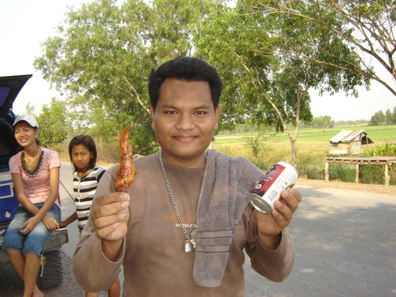 สิ้นเสียงฮาแตก จากมุก*ลากไก่ลงน้ำ*
พงเต๊บมาด รีบ คว้า ไก่ 1ไม้ พร้อม
ชาเขียวตราหัวสิงห์ 1กระป๋องทั