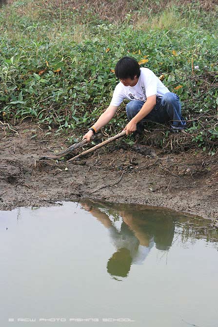 ทั้งงัด ทั้งดึง  :laughing: :laughing: