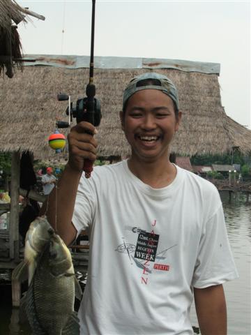 ทุ่นลอยเหน็บขนมปังให้ ลอยน้ำ ตีเข้าฝูง รับลองโดน