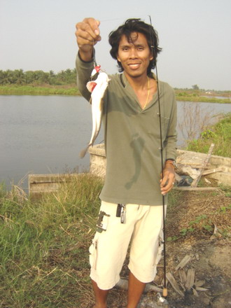 น้องน้ำ----นี่เธอ โอ.....ถ้าวันนี้ไม่ได้ปลานะ..
              คราวหน้าไม่ต้องมาแล้ว ห้าม...
      