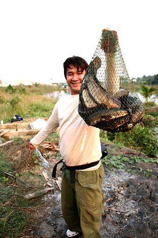   หล่อเป็นตัวไม่พอขอหล่อเป็นกาชังเลยแล้วกัน  :laughing: :laughing: