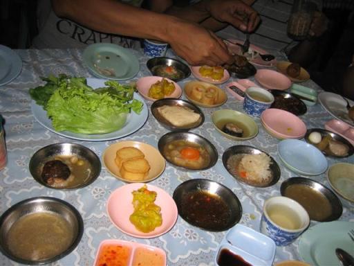 ก่อนลงเรือก็ต้องเติมพลังกันหน่อย
ติ่มซำ แถวๆ ตลาดระนองนี่แหละแจ่ม
กินกันเต็มโต๊ะเลย 
 :umh: :umh: